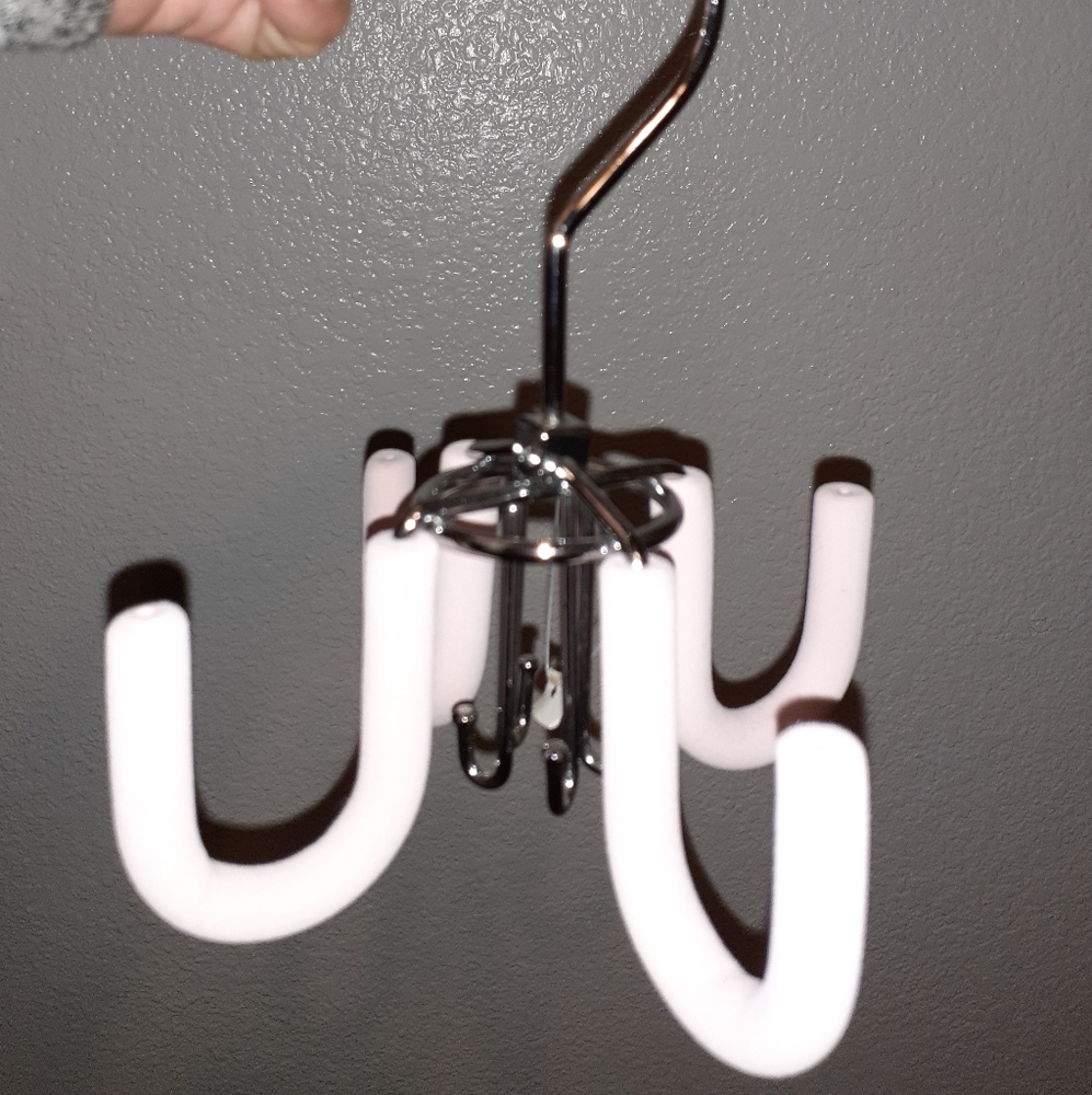 Accessories hanger